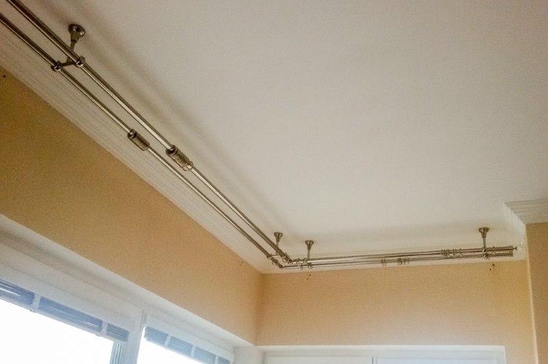 Dvouřadá kulatá římsa na rohu okna v obývacím pokoji