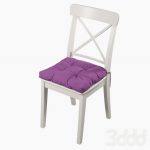 Kain tempat duduk ungu pada kerusi putih