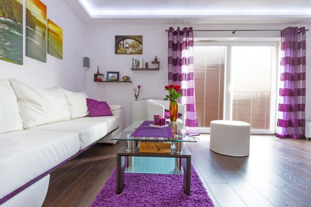 Záclony s fialovými pruhy v okně obývacího pokoje