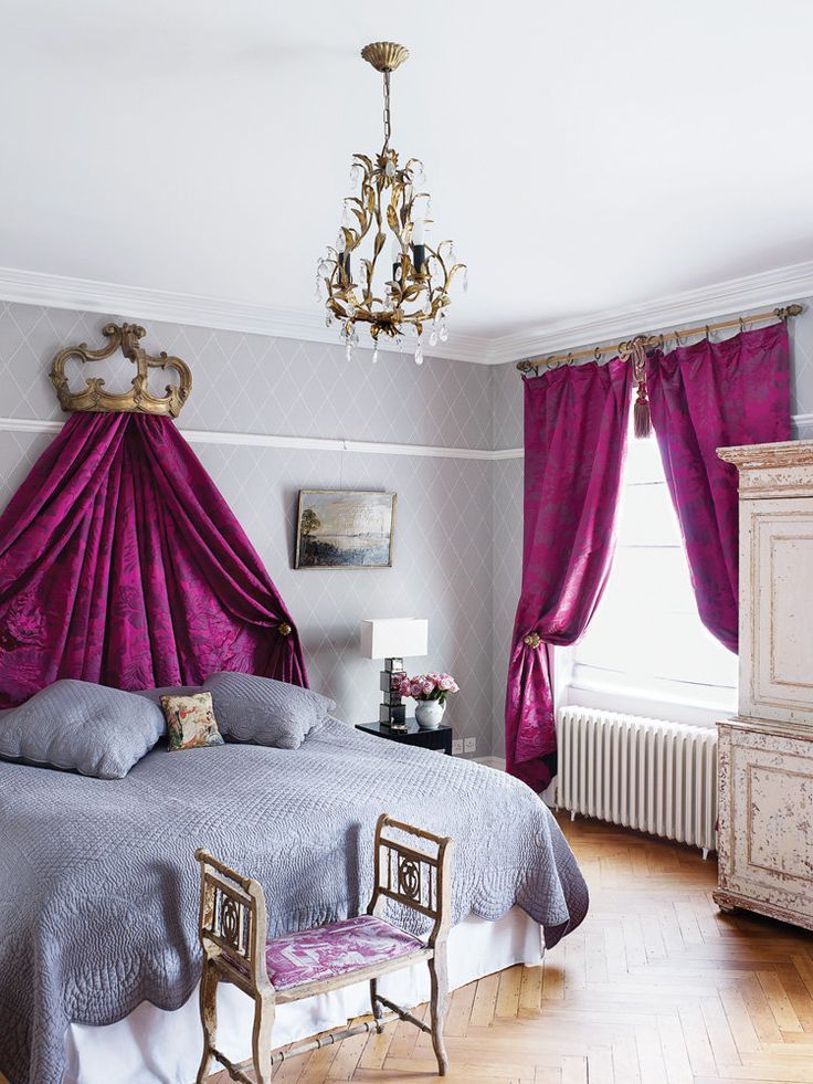 Použití fialové tkaniny v designu ložnice