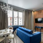 Obývací pokoj v městském bytě s půdními prvky