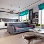 Interiér kuchyně s obývacím pokojem s tyrkysovými závěsy