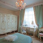 Houten kledingkast met snijwerk in een klassieke slaapkamer