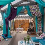 Turquoise na mga kurtina sa terrace ng isang pribadong bahay
