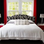 Siyah perdeler ile yatak odasında beyaz yatak örtüsü