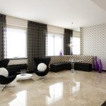 Keramická podlaha v moderním obývacím pokoji