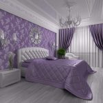 Klasik tarzdaki yatak odasında mor duvar kağıtları