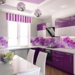 High-tech kuchyně s fialovými fasádami