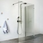 Sprcha bez podnosu se skleněnou přepážkou