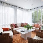 Relaxační prostor v obývacím pokoji s panoramatickými okny.