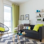 Skandinávský styl obývací pokoj s balkonem