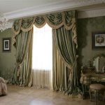 Záclony s lambrequin v ložnici klasického stylu