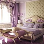 Fioletowa sypialnia z drewnianym łóżkiem