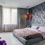 Sypialnia z szarą tapetą w kwiaty