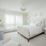 Białe meble w nowoczesnej sypialni