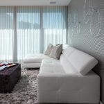 Biała sofa ze skórzaną tapicerką