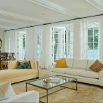 Design obrovského moderního obývacího pokoje