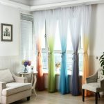 Vícebarevné tylu na okno v obývacím pokoji