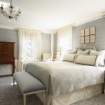 Przestronna sypialnia w stylu rustykalnym