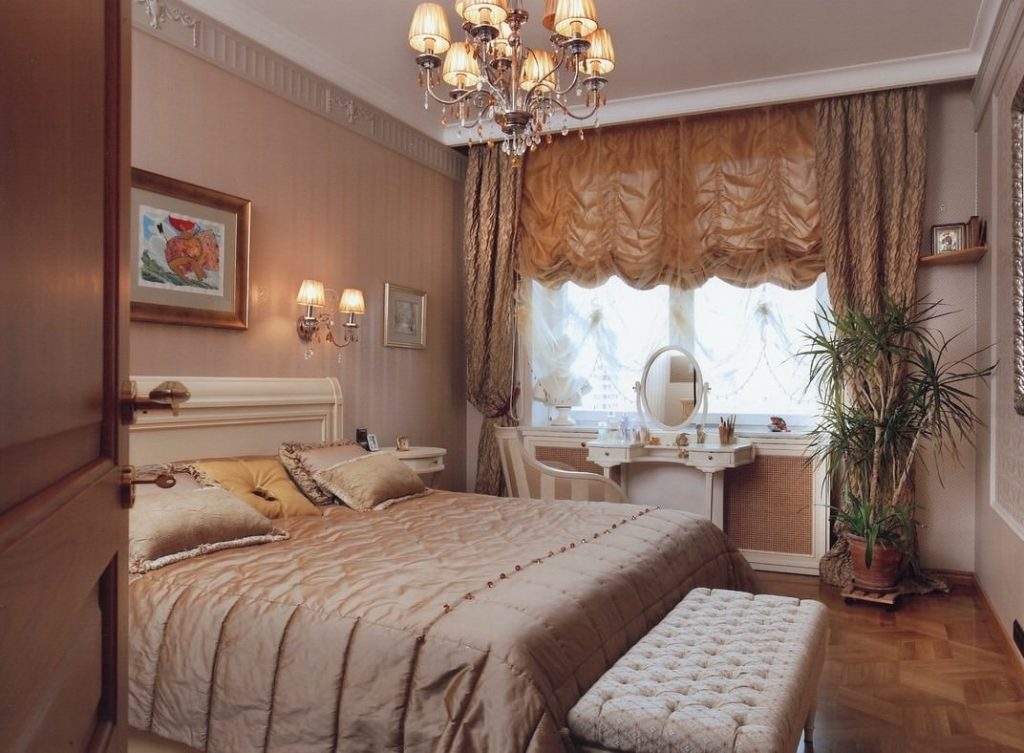 Wnętrze klasyczna sypialnia z francuskimi zasłonami