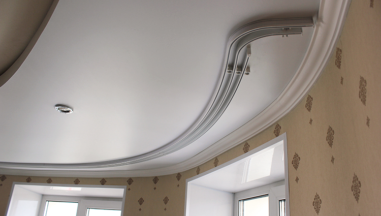 Flexibilní římsa na stropě pokoje s arkýřovým oknem