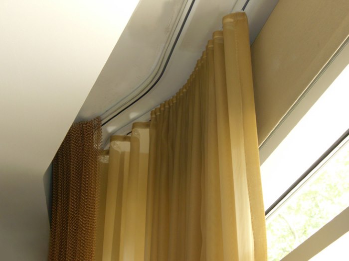 Flexible cornice in the living room ceiling niche