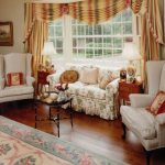 Provence style na living room na may magandang pampalamuti unan