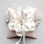 Artificial flowers for decor pillows with rings