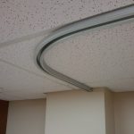 Jednoradová flexibilní římsa na stropě kancelářských prostor