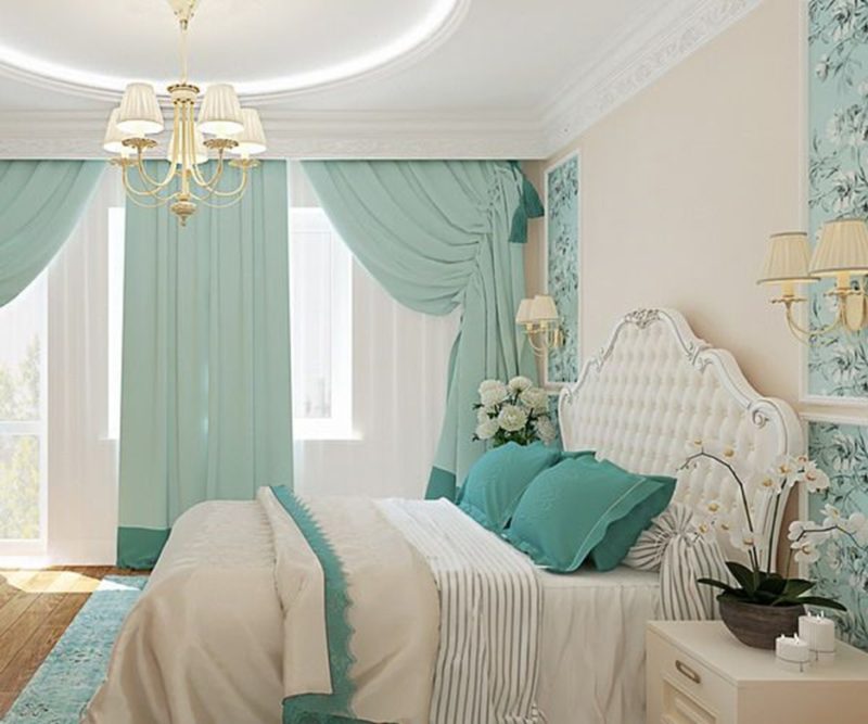 Klasyczne wnętrze sypialni z zasłonami w kolorze mięty