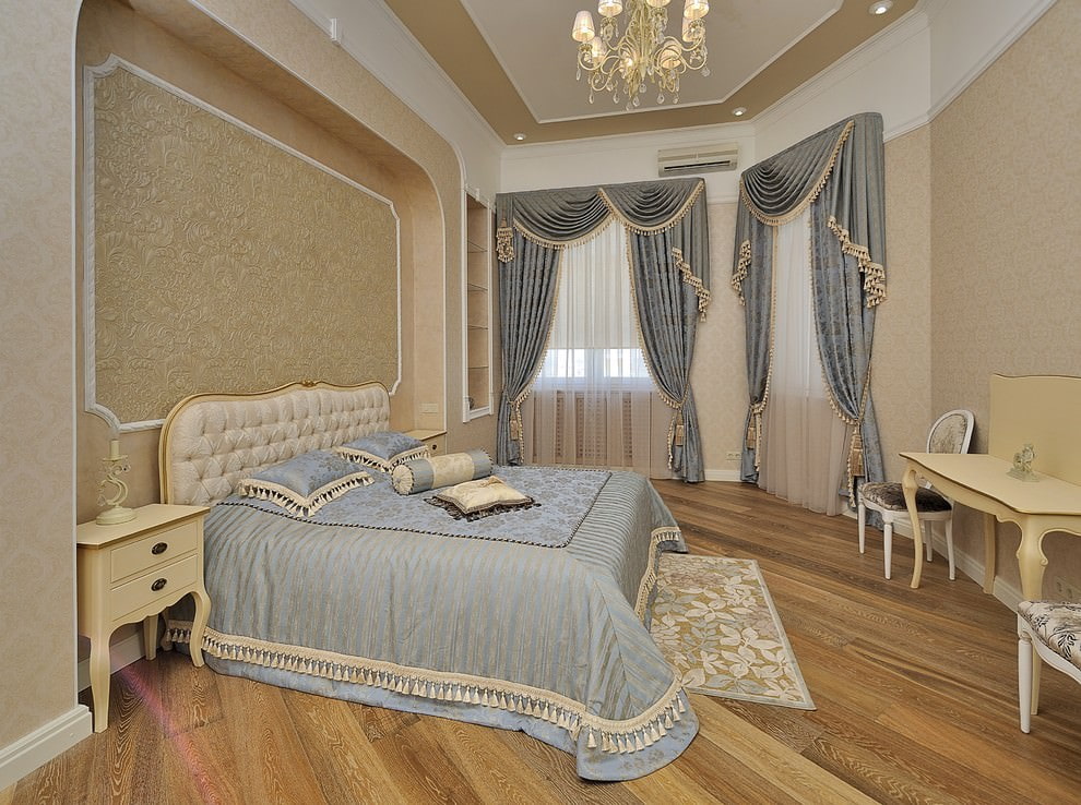 Zasłony z lambrekinem we wnętrzu klasycznej sypialni