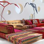 Silid ng estilo ng Oriental na may mga cushions sa sahig
