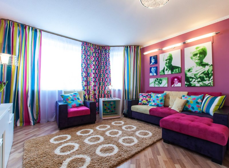 غرفة معيشة جذابة بألوان زاهية.
