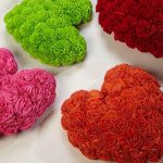 Mooie hartvormige kussens van zelfgemaakte bloemen