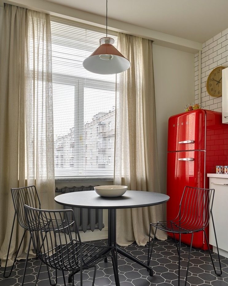 Işık perdeleri ile mutfak penceresinin yanında kırmızı buzdolabı