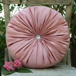Round pink pillow case na may isang pindutan sa center