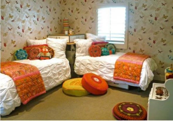 Çocuk odasında yerde yuvarlak yastıklar