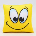 Kwadratowa poduszka Smile z granulkami