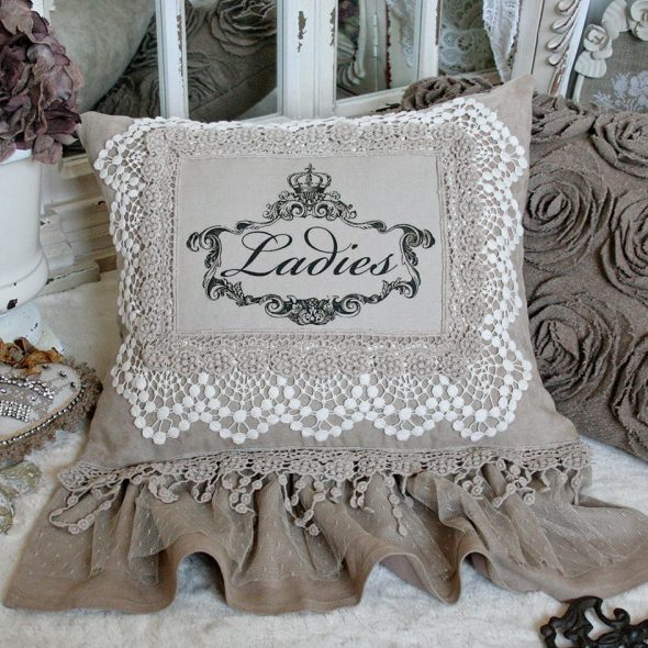 Linen pillow with lace