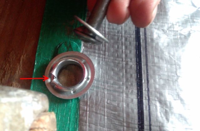 Przelotka z pierścieniem bezpieczeństwa podczas instalowania własnych rąk