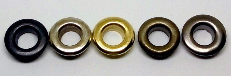 Různé kovové očka v různých odstínech