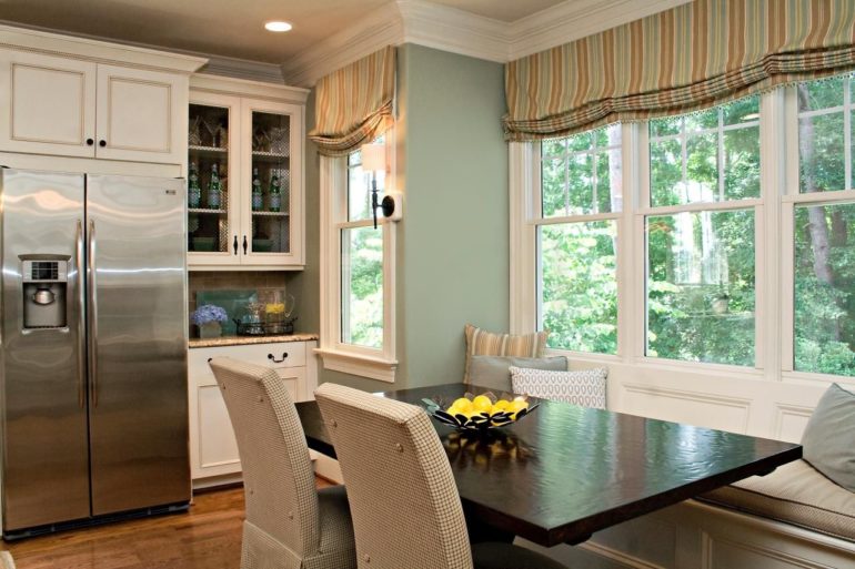 Keuken in een privéhuis met gestreepte vouwgordijnen