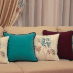 Zestaw pięknych poduszek dekoracyjnych do salonu