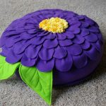 Poduszka z niebieskim kwiatem