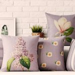 Pillow cushions sa living room na Provence