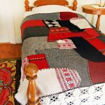 Neobičan pokrivač na krevetu od komada različitih veličina