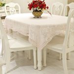 Pinong tablecloth para sa isang hugis-itlog na mesa ng puting puti