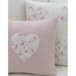 Malinaw na kulay-rosas Provence cushions