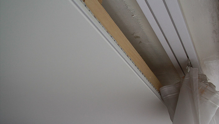 Plastic curtain rail for curtains in the ceiling niche