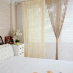 Bawełniane zasłony w oknie sypialni